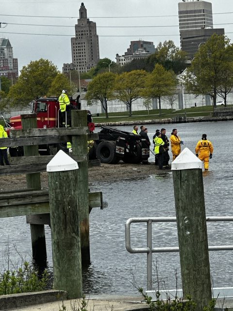 RIBNS's tweet photo. East Providence RI, Car 725 on scene following reports of a vehicle into the water https://t.co/nl8FQxICtC