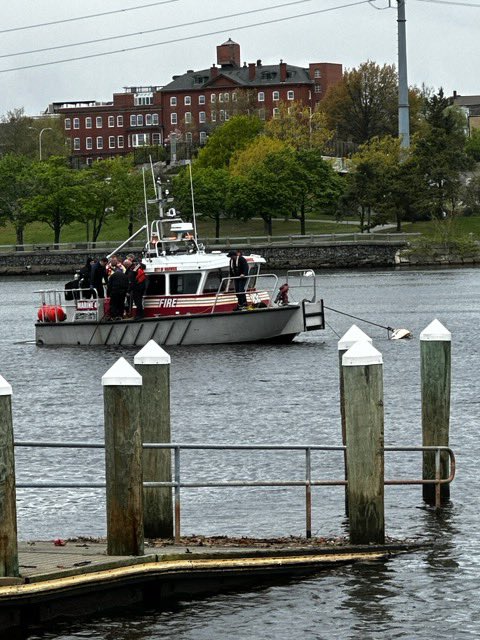 RIBNS's tweet photo. East Providence RI, Car 725 on scene following reports of a vehicle into the water https://t.co/nl8FQxICtC