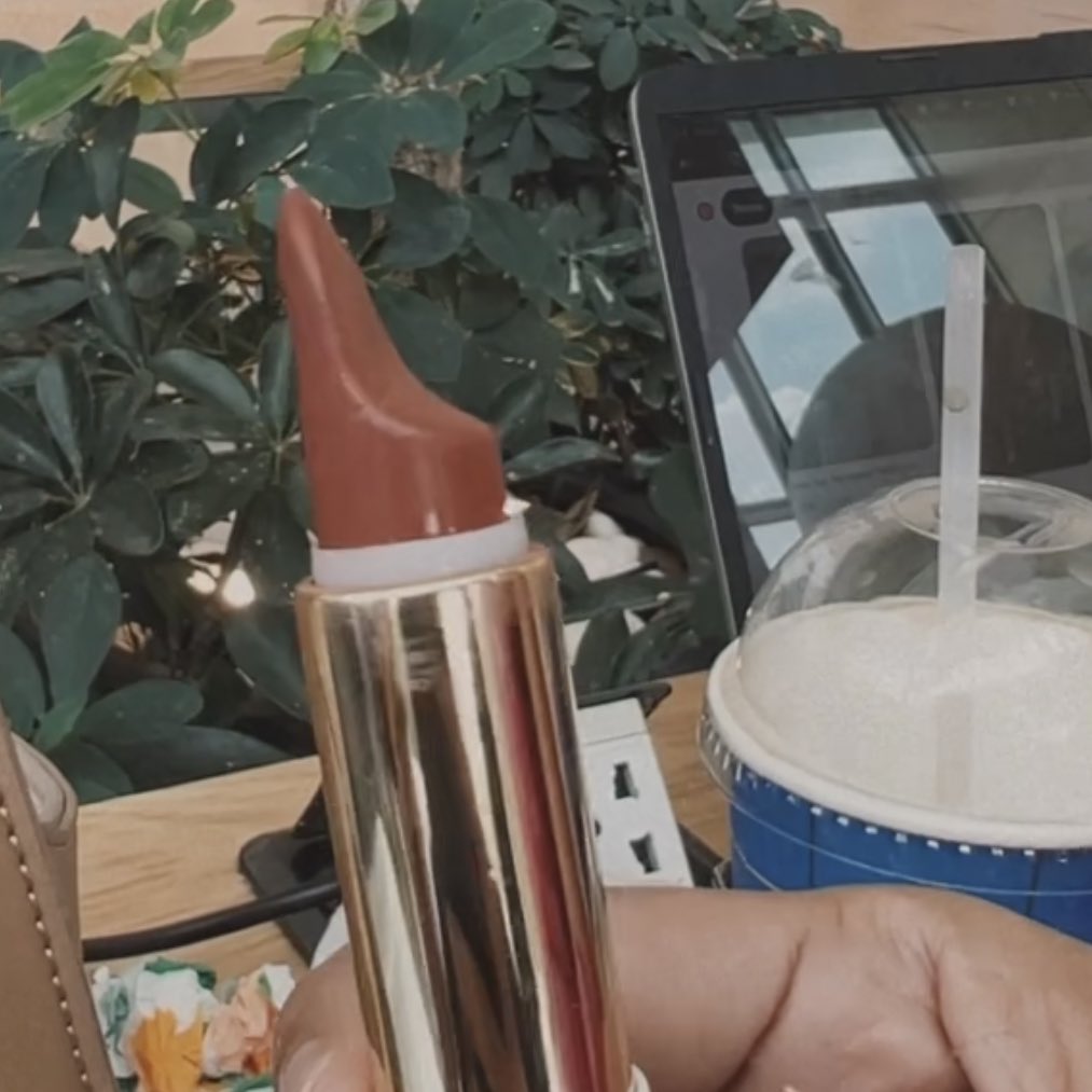 Selepas i tengok colleague i punya lipstick, i wonder orang lain punya shape macam mana???

Mine:                                  My friend: