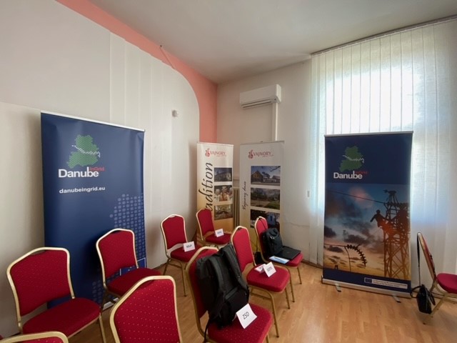 We are in 📍 Vajnory today to present the City Council of Vajnory and local community the @DanubeIngrid Project and its activity – substation Vajnory construction project.

#SEPS #ZSD #EED #DanubeInGrid #CINEA #CEFenergy