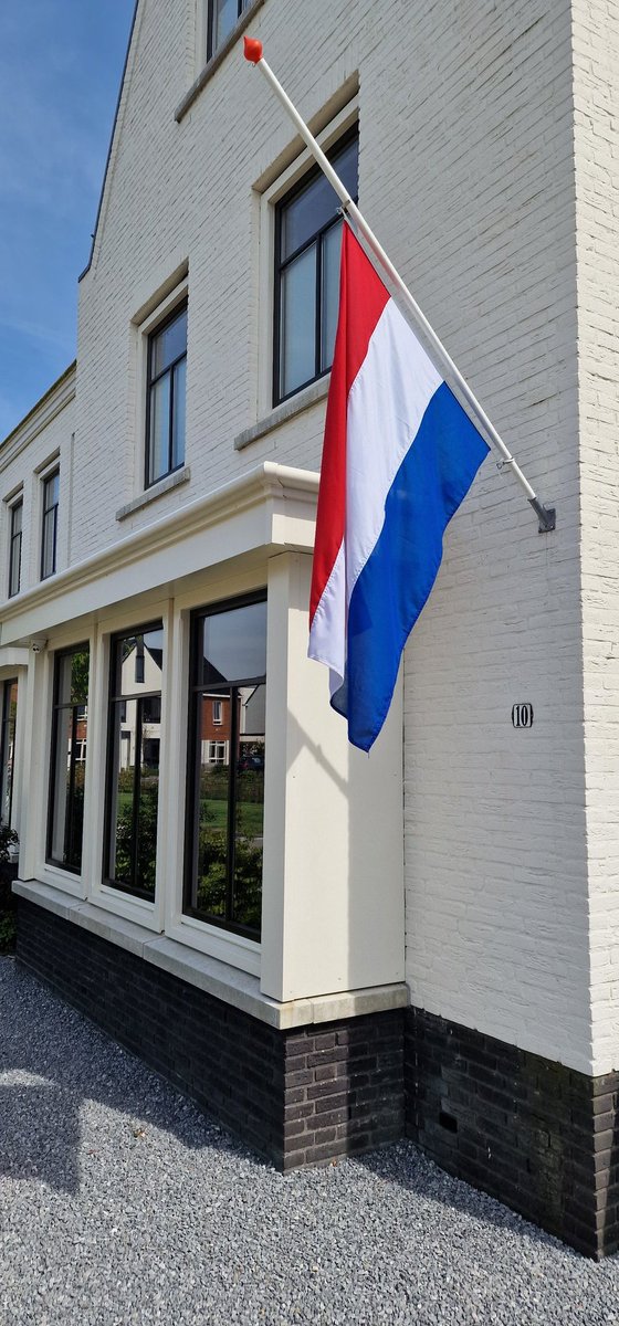 Vandaag is een dag om stil te staan, om te herinneren en herdenken. Vrijheid is niet vanzelfsprekend en evenmin vrijblijvend. 

De vlag hangt halfstok als teken van rouw, de onzichtbare vlag des doods hangt er symbolisch boven.

#4en5mei #dodenherdenking #opdatwijnietvergeten