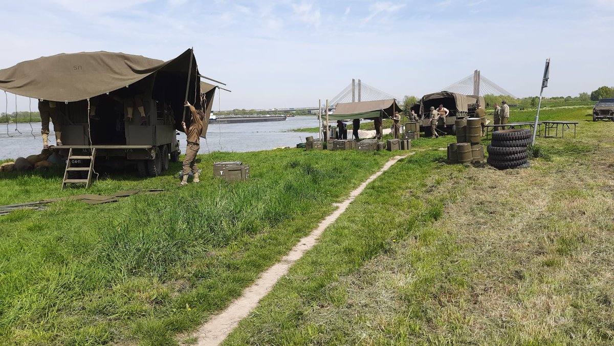 De Pontoongroup is aangekomen in #Zaltbommel!
Als je wilt kun je al gaan kijken hoe deze re-enactors hun WOII tentenkamp opbouwen.
Ze blijven tot zondagmiddag 7 mei.

#tourdewaal #tweedewereldoorlog #tweedewereldoorlogeducatie #5mei #bevrijdingsdag #beleefdewaal