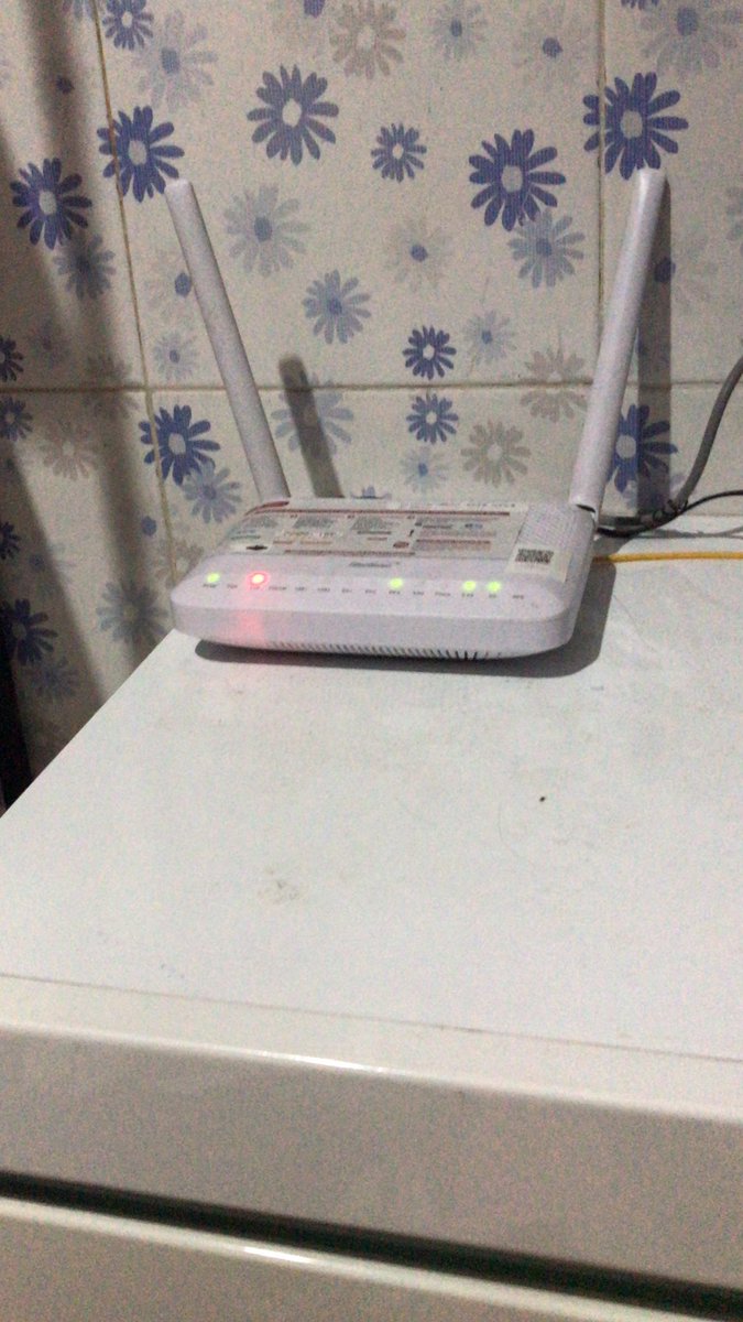 dentyFoxx's tweet photo. @IndiHomeCare Ini buktinya kalo lampu LOS nya menyala kedip2 begini internet tidak terhubung. Yg udah2 besoknya teknisi datang pake naik2 ke atas genteng buat beresin. Jadi ga se simple kabel kurang kenceng yaaa https://t.co/LoaZA6wgNc