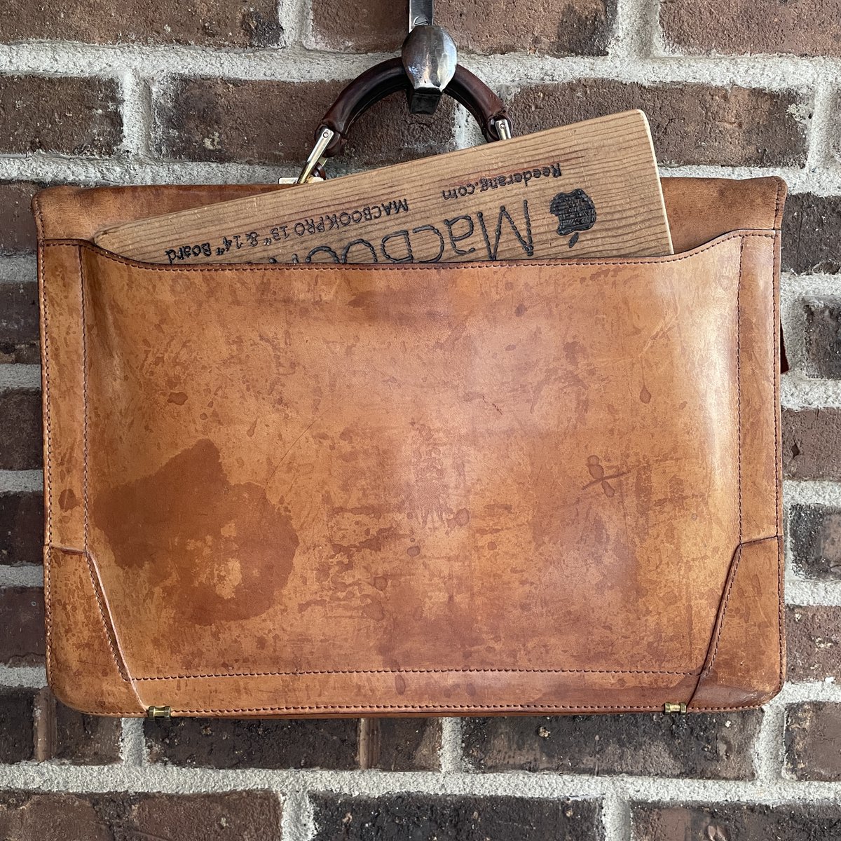 Real_Reederang's tweet photo. VINTAGE 1970s RENWICK BRITISH TAN BELTING LEATHER MACBOOK BRIEFCASE BAG $537.25

https://t.co/yDGcmMerXW

Distressed to Perfection.

Clean &amp; Reconditioned and ready for one who is on a mission.

#Reederang #Vintage #VintageLeather #1970s #NudeLeather #Briefcase #Macbook #Retro https://t.co/qJaP1Kw37M