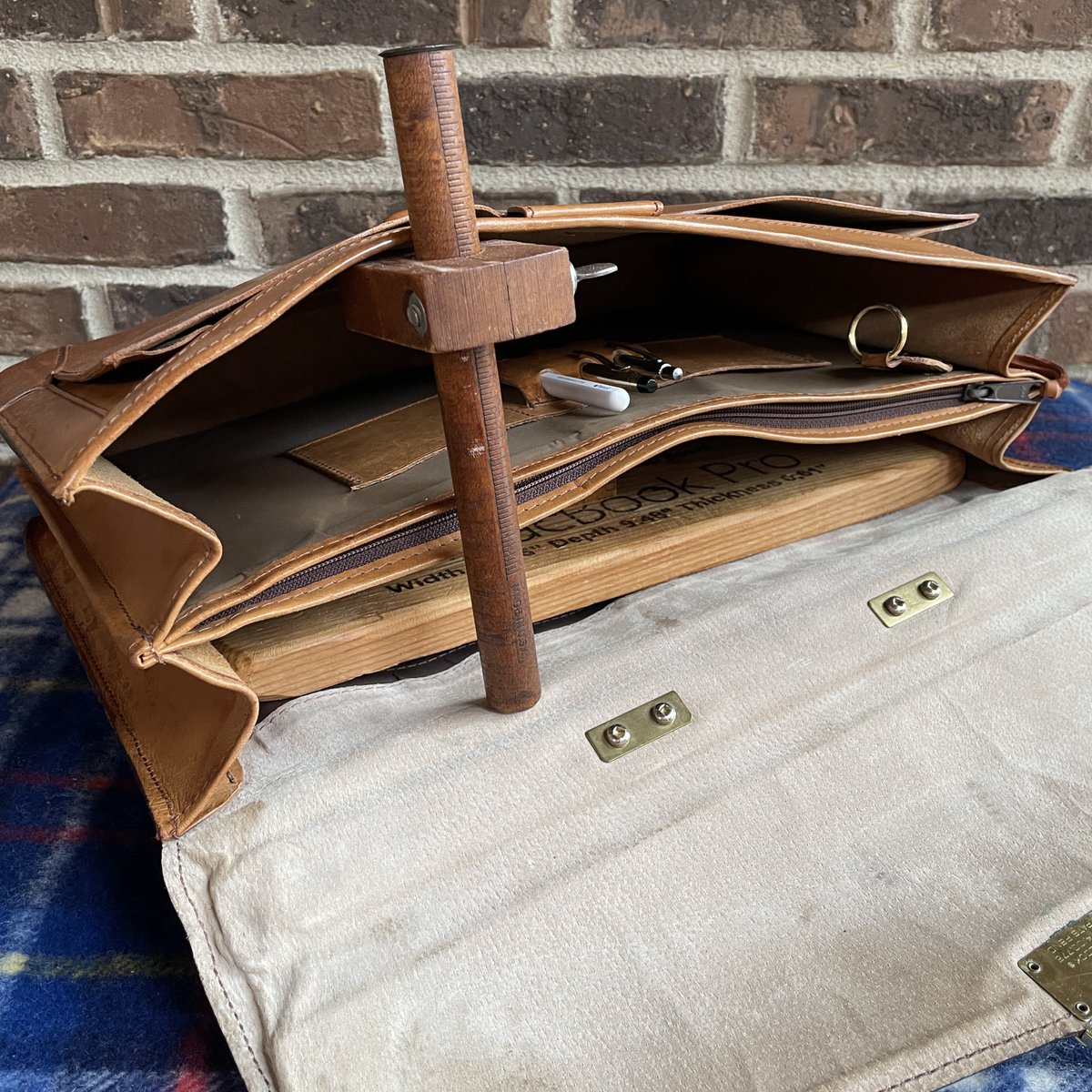 Real_Reederang's tweet photo. VINTAGE 1970s RENWICK BRITISH TAN BELTING LEATHER MACBOOK BRIEFCASE BAG $537.25

https://t.co/yDGcmMerXW

Distressed to Perfection.

Clean &amp; Reconditioned and ready for one who is on a mission.

#Reederang #Vintage #VintageLeather #1970s #NudeLeather #Briefcase #Macbook #Retro https://t.co/qJaP1Kw37M