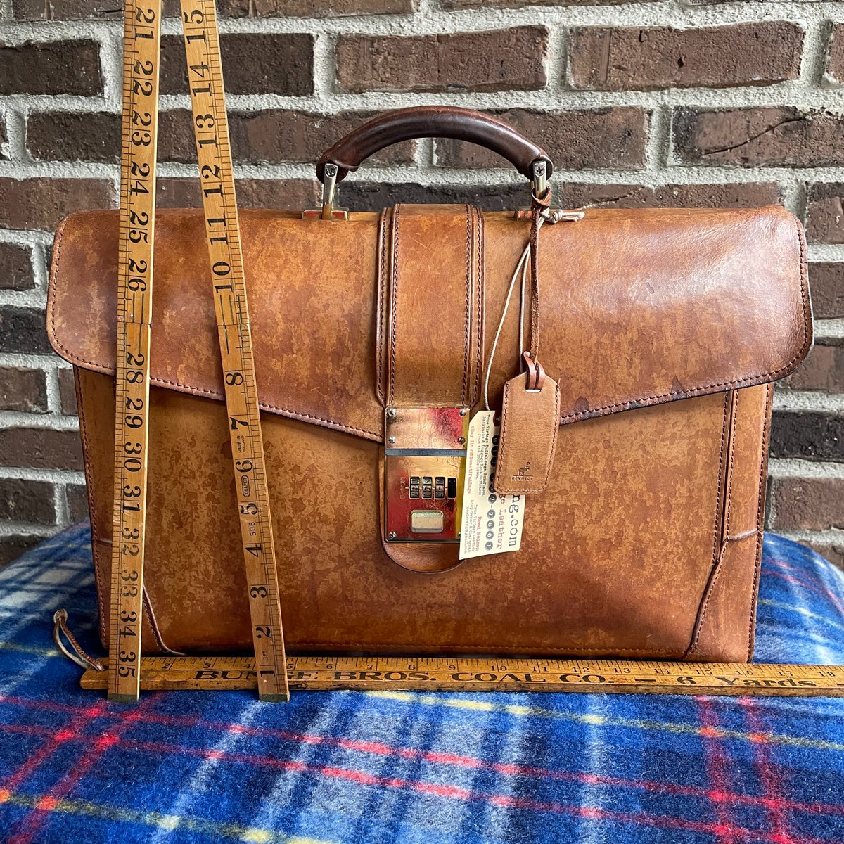 Real_Reederang's tweet photo. VINTAGE 1970s RENWICK BRITISH TAN BELTING LEATHER MACBOOK BRIEFCASE BAG $537.25

https://t.co/yDGcmMerXW

Distressed to Perfection.

Clean &amp; Reconditioned and ready for one who is on a mission.

#Reederang #Vintage #VintageLeather #1970s #NudeLeather #Briefcase #Macbook #Retro https://t.co/qJaP1Kw37M
