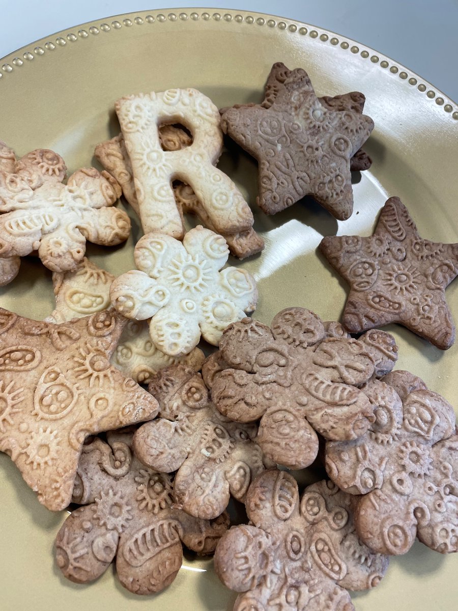 esquilin_k's tweet photo. End of the semester microbe themed cookies! 👩🏽🍳 #bakingtherapy
thanks @JoeTCJ for the awesome #SecretSerratia gift :) https://t.co/kRiQWXM1qn