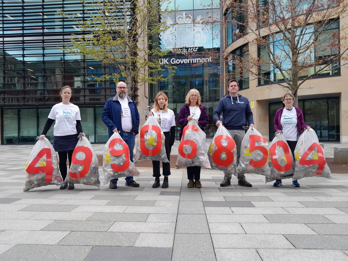 Joined @aprscotland outside @ukgovscotland office in Edinburgh asking for governments to work together to make sure Scotland's deposit scheme for bottles &amp; cans launches March 2024. 

With drinks litter on 95% of 🏴󠁧󠁢󠁳󠁣󠁴󠁿 surveyed beaches, our seas can't afford any more delays! ♻️🌊🏖️