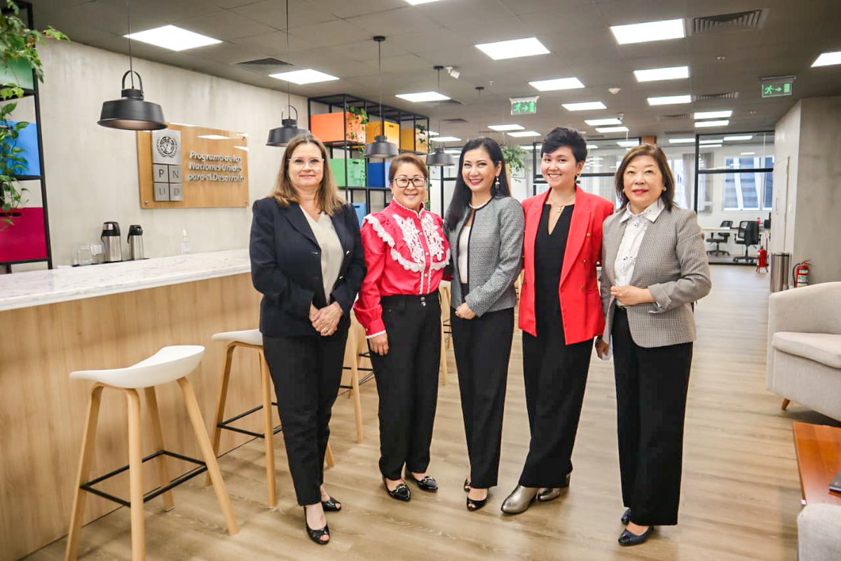 Desde el PNUD 🇵🇾 fue un placer recibir la visita de las Mujeres Nikkei, Cris Matsumiya, Mika Nishijima y Sachi Tanaka, con quienes conversamos sobre el 11° Encuentro de Mujeres Nikkei en Paraguay. Durante la reunión analizamos oportunidades y compartimos nuestras experiencias en