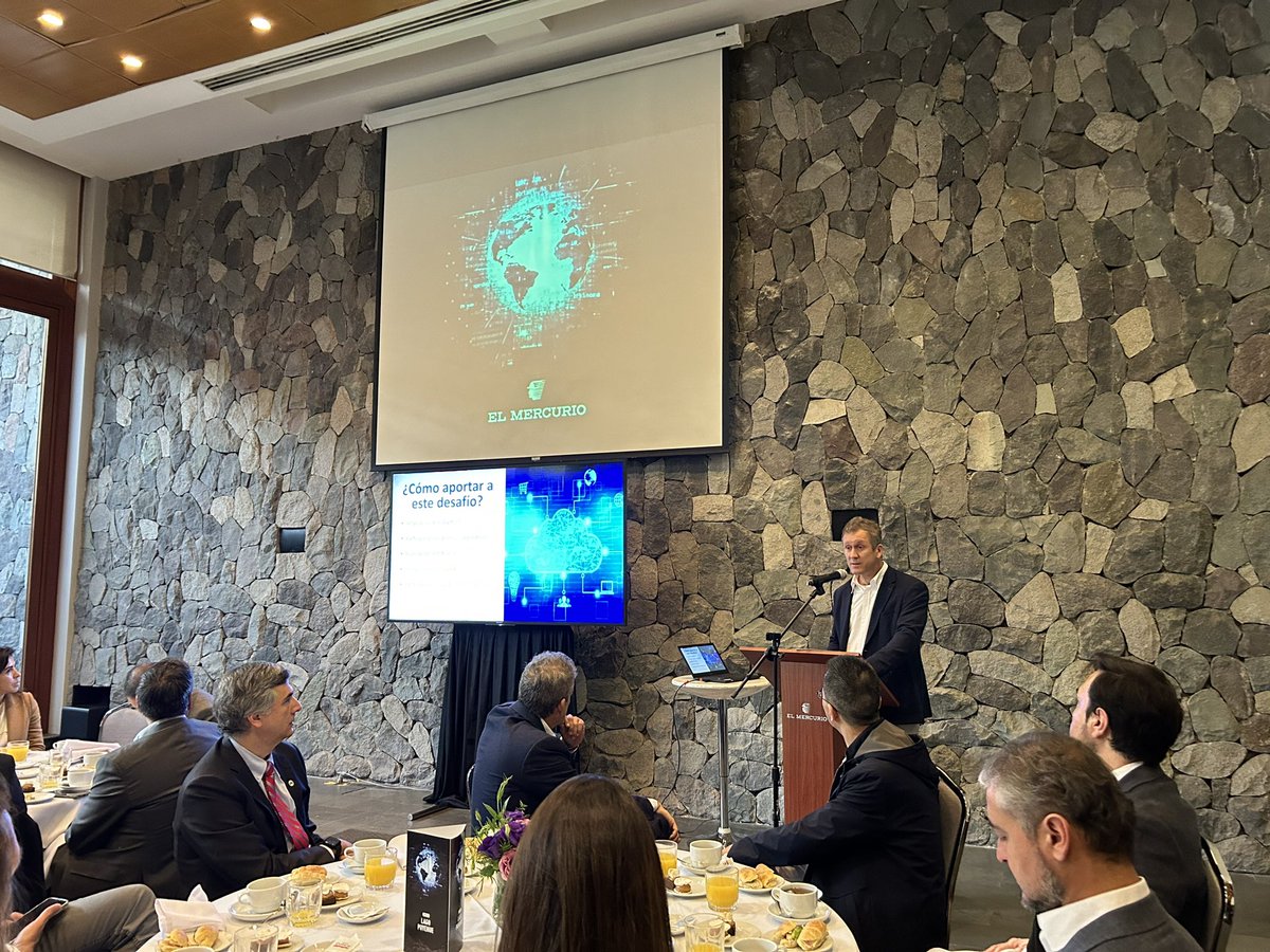 En el lanzamiento oficial del Mes de las Telecomunicaciones el ministro de <a href="/MTTChile/">Ministerio de Transportes y Telecomunicaciones</a> Juan Carlos Muñoz habla ante la audiencia  de cómo aportar al desafío del desarrollo de las telecomunicaciones en nuestro país  #Internet <a href="/subtel_chile/">Subsecretaría de Telecomunicaciones</a>