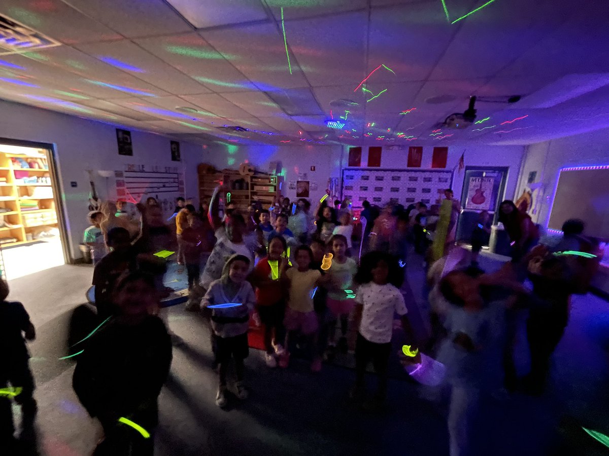 MissHumphries3's tweet photo. A groovy Thursday morning with 1st grade glow stick dance party 🎉 @NISDMichael @NISD https://t.co/ti2x9jZwTf
