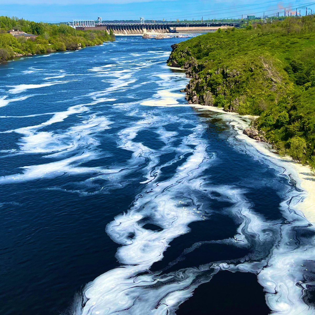 One of my beloved spots in #Ukraine: legendary Zaporizhia hydro-power plant, above the mighty #Dnipro river. Bombed in 1941 by the retreating Soviet colonisers. Bombed again in ‘43 by the Nazi aggressors as they fled. Those 2 evil empires died. Ukraine lives.