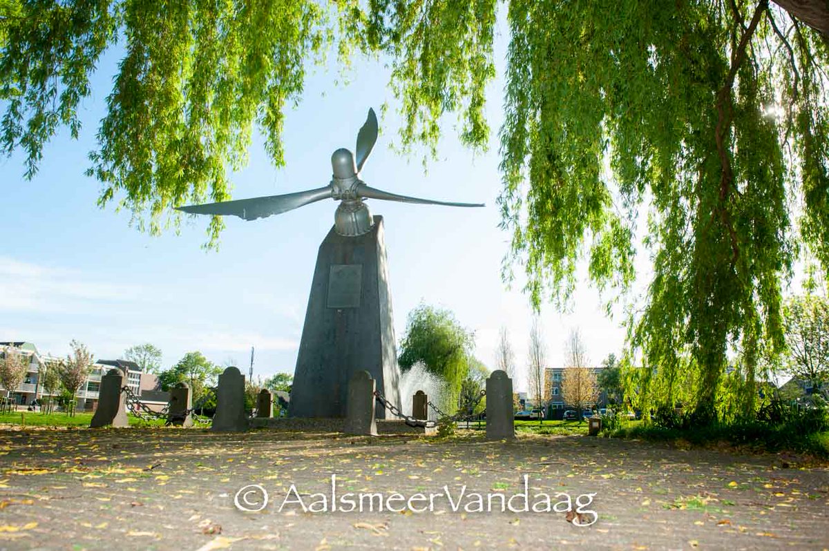 AalsmeerVandaa's tweet photo. Herdenken op drie plaatsen. Gemeente @Aalsmeer_NL  nodigt elke inwoner van harte uit in #Aalsmeer-Oost, @Kudelstaart en raadhuis. https://t.co/0a3LhqznLq https://t.co/yIvTgIBtnV