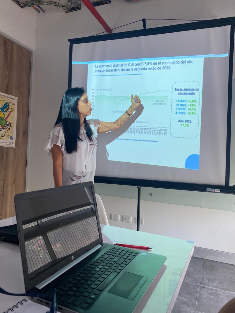 imae_pujcali's tweet photo. 💁‍♀️Socialización de resultados #IMAECali en el año 2022, ante la Secretaría de Desarrollo Económico de la @AlcaldiaDeCali 📊👩‍💻 https://t.co/P7bxdxeB3I