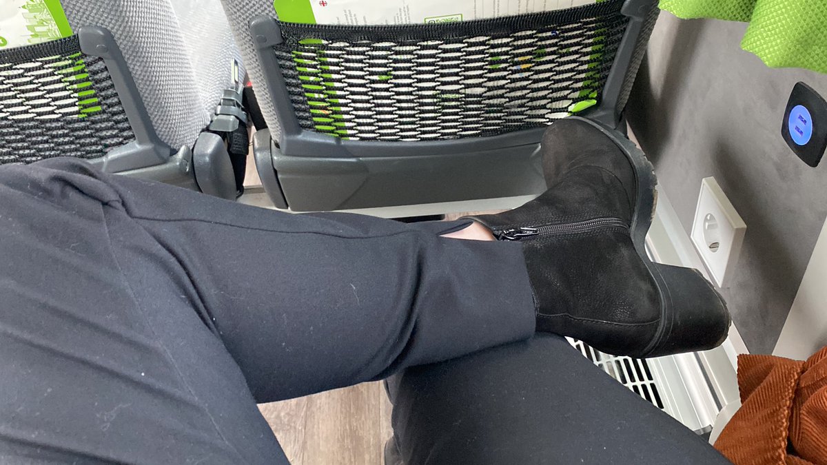 SweetFlora99's tweet photo. Leck meine Schuhe, bedank dich und gib mir deine Kohle du Mistvieh. Glaubst du du bist für etwas anderes gut?

#findomgoddess #findommebrat #findomaddict #findomaddiction #paypiggieswanted #paypiggie #sklavenerziehung #sklavenherrin #findomger #feet_lover https://t.co/n1zIUu7Iqx