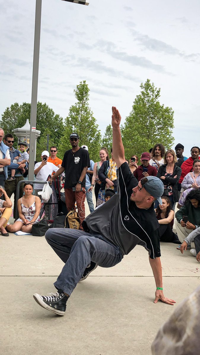 Vitrinesdecaen's tweet photo. Bonjour à tous !

Le Flower Power approche à grands pas 🌷 

Parmi les animations au programme du samedi, vous retrouverez plusieurs démonstrations de Breakdance entre 14h et 18h, boulevard Maréchal Leclerc, Place Bouchard et dans les rues piétonnes.

 #caen #printemps #événement https://t.co/4BYFKXTNeH