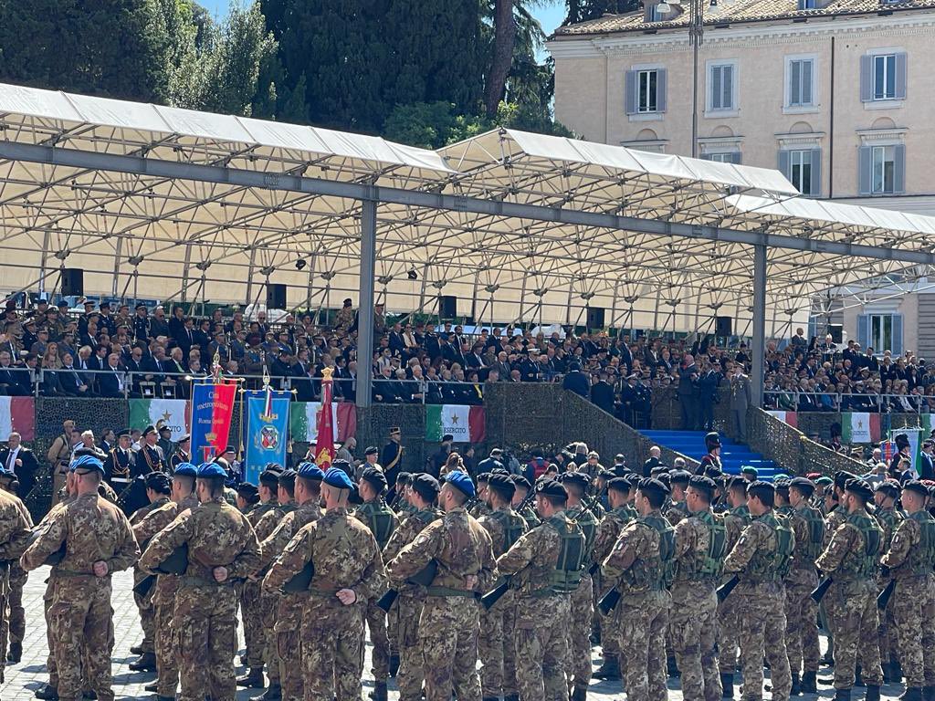 Auguri @esercito , da 162 anni al servizio del Paese! #EsercitodegliItaliani