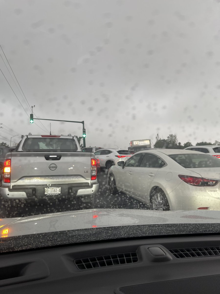 FcoJuarez's tweet photo. Como todos los días el reglamento de tránsito no existe en @mtygob, ¿cuantas veces hemos reportado estas situaciones? Y hoy en particular me toco ver a 2 oficiales de tránsito pasar a un lado de la tercera fila sin importarles, parece que es como si no existieran. @GAMEZMARIO https://t.co/Nez5B6KsAy