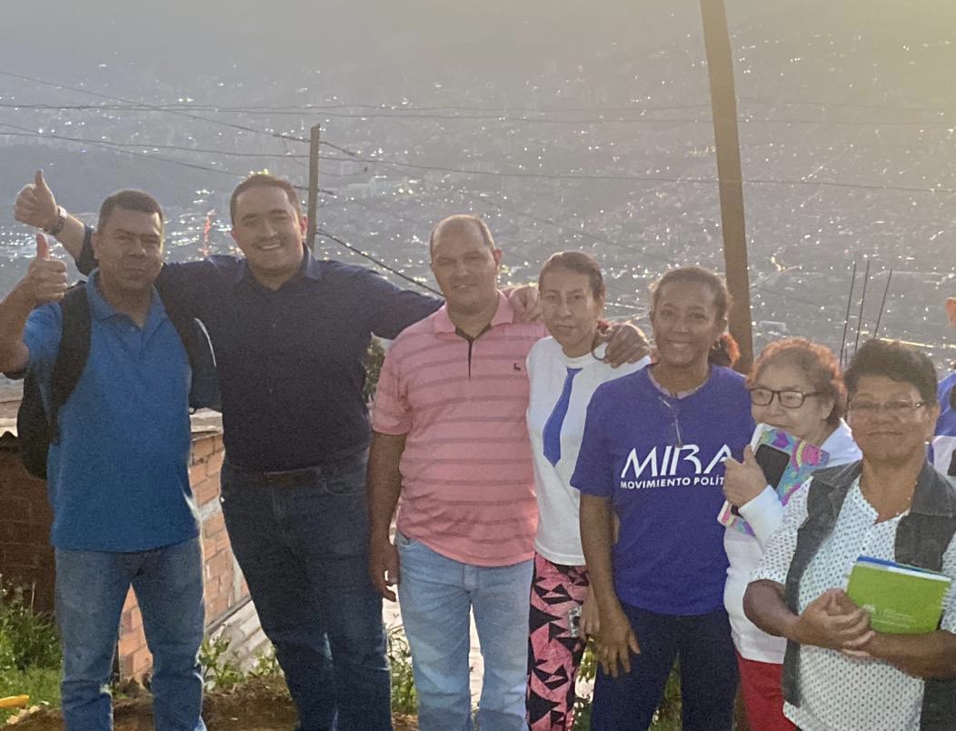 FelipeBetancurC's tweet photo. ¡Gracias a nuestros líderes! Ustedes inspiran por medio de la dedicación, la alegría y el trabajo en equipo. 👏💙

Fue una tarde de buenas historias y escuchamos a nuestros líderes en la comuna 1 y 2, en los barrios  San Pablo, Santo Domingo, La Isla y Andalucía.
@PartidoMIRA https://t.co/I72uB1dbNm
