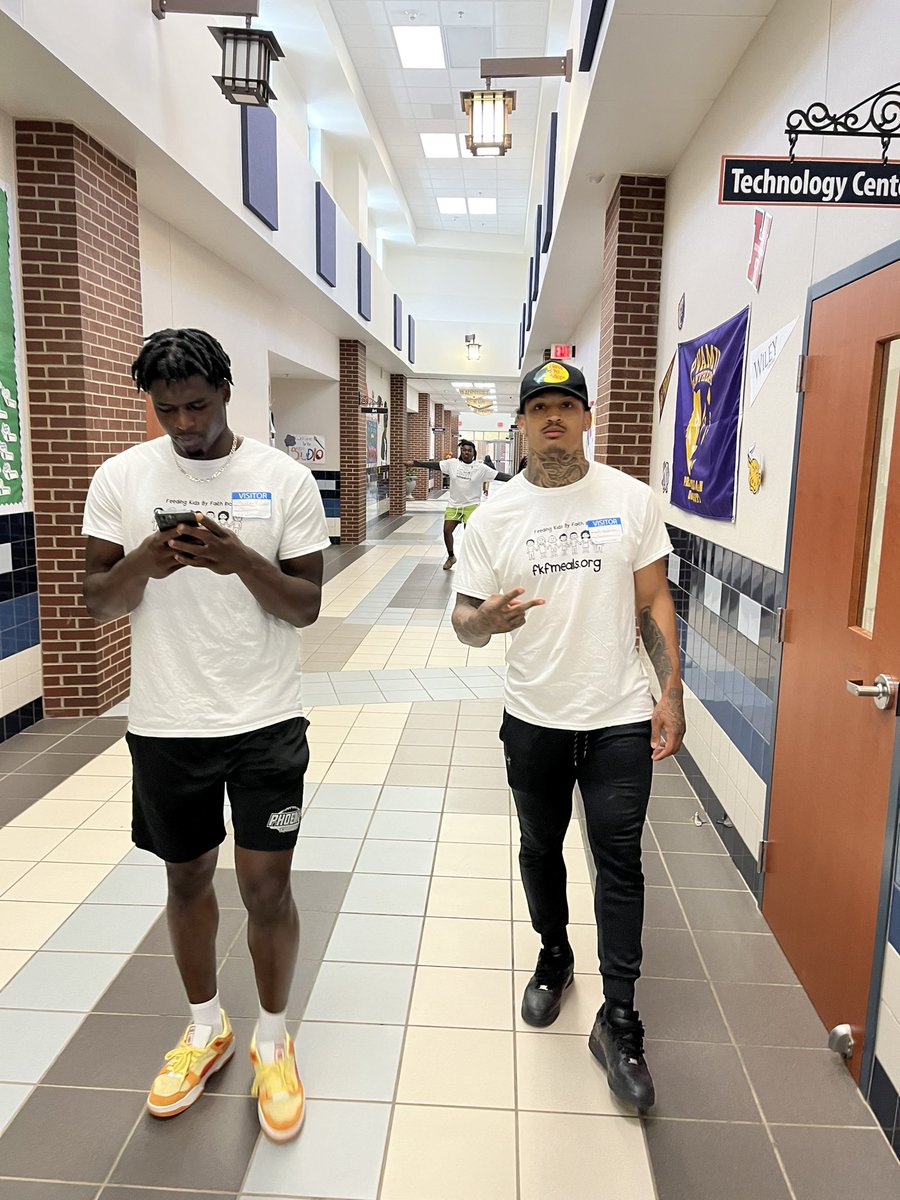 FkFmeals's tweet photo. @Sjmcg_28 @cuaatooraww 
Thank you both for making time to inspire the kids to aspire towards their dreams…… #superheros 🙏🏾 https://t.co/nwsWTdpwQl