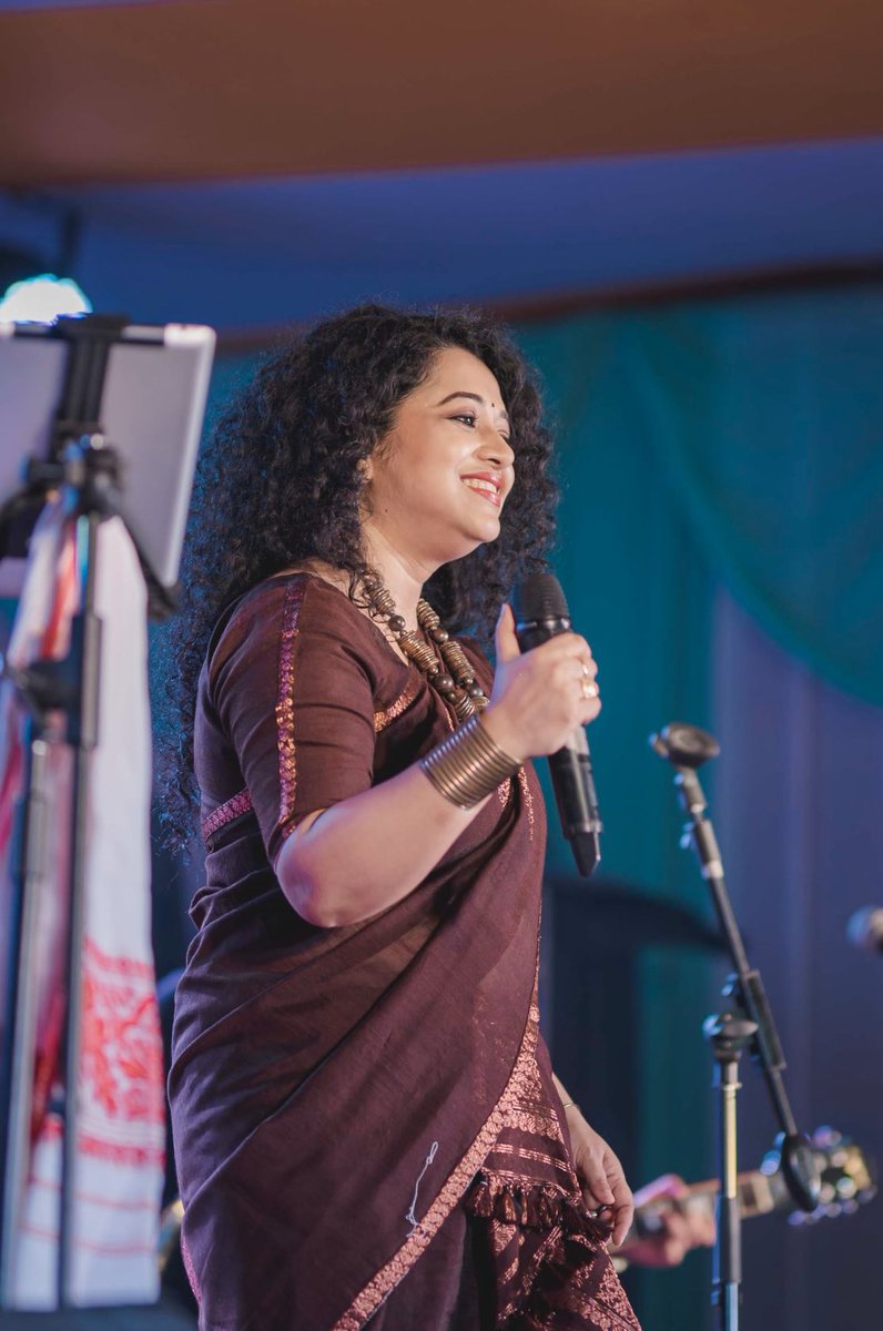 zublee's tweet photo. Playing tonight at Tulungia, Uttar Salmara 💕
.
.
📸 @RajKmalSaiKia 
.
.
#zband #musicalmay #bihutour2023 #zbcurls #zubleebaruah #love #happiness #TMTM https://t.co/dnczBHUoRM