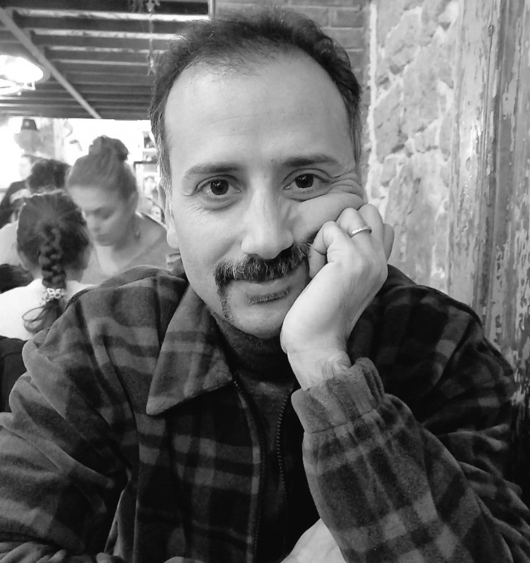Eps752's tweet photo. میون تموم این روزای تاریک،
ی اسم ،وسط اون همه اسمای قشنگ انقلاب،
 قلبمو پاره میکنه، 
 شایدهمه قبل از رفتن،به این فکرمیکردن که یک درصد، برمیگردن. ولی اون  خوب میدونست که دیگه نیست ....
شاید اگرامروز کنارمون بود ، بیشتر تامل میکرد...
حیف اون چشمای مهربون
#محمد_مرادی
#زن_زندگی_آزادی https://t.co/7dLCFmohHx