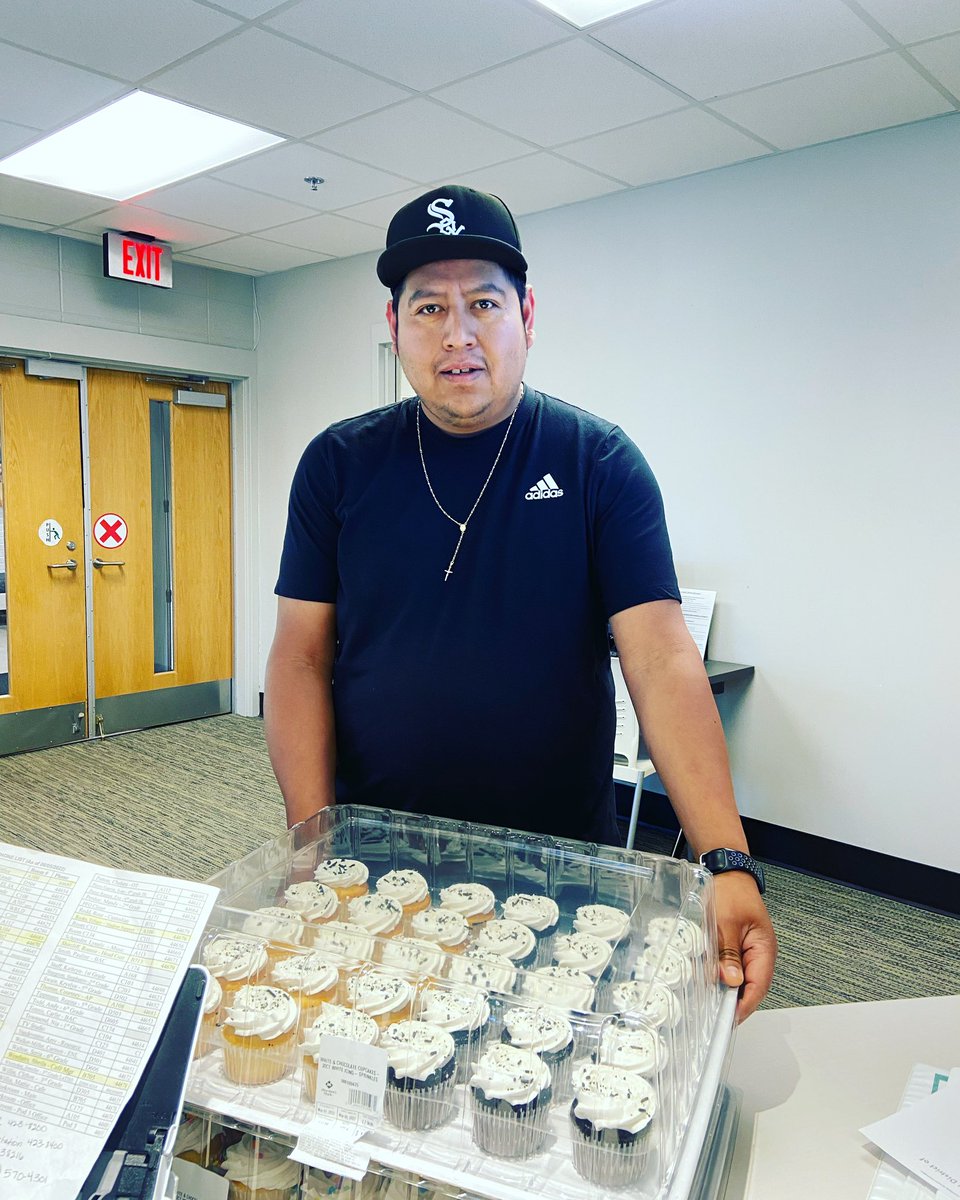 MaryCastleElem's tweet photo. Thank you Mr. Dominguez for the sweet treats! #TeacherAppreciationWeek2023 https://t.co/L1TAjrTLjy