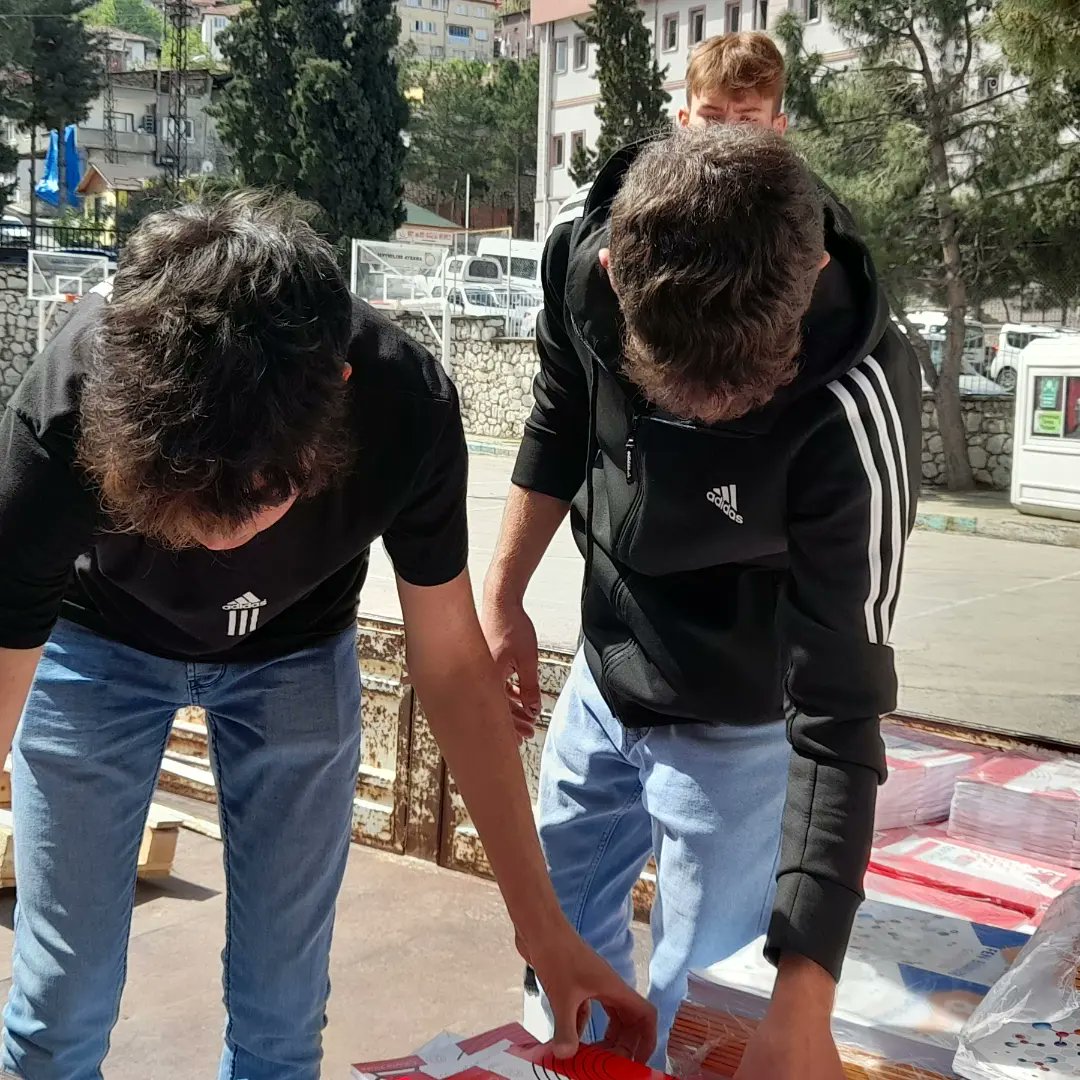 SGTMTAL's tweet photo. YENİ HİZMET YENİ HEYECAN
İlimiz geneli okullarımızın Bakanlığımızca basılan ve  gönderilen kaynak kitap dağıtımını okulumuz öğretmen ve öğrencileri yapmaya başlamıştır. https://t.co/UrsCcZfx1l