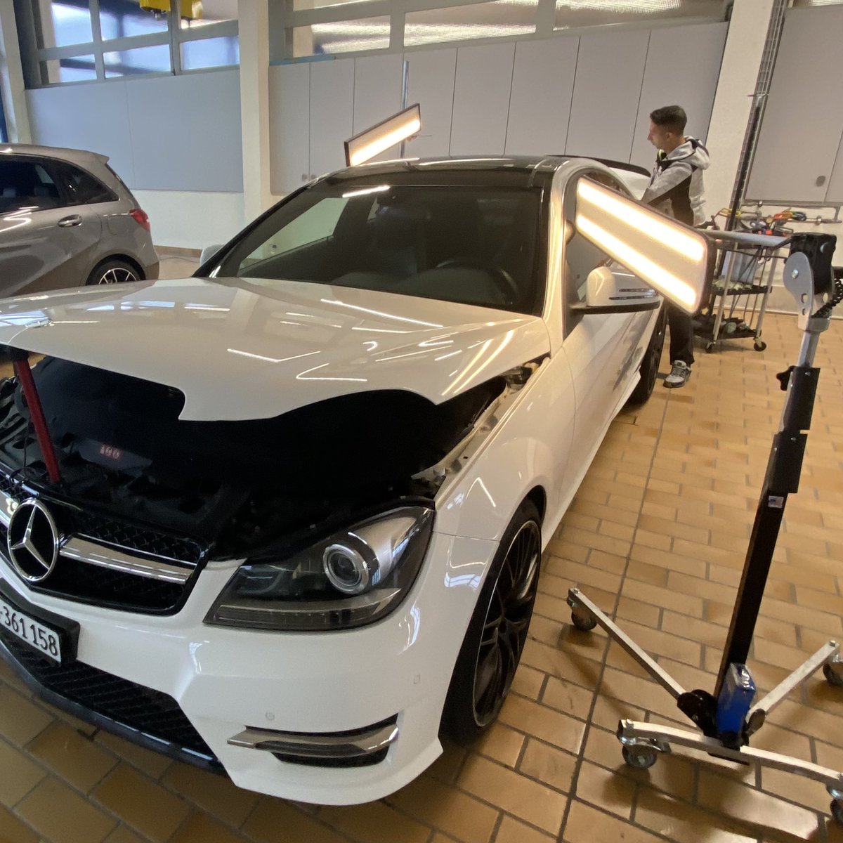 HailRepairSwiss's tweet photo. On-site repair service . #pdr #paintlessdentrepair #DSP #débosselagesanspeinture #drück #dellen #grêlé #hagel #hagelshaden #haildamage #tirabolli #grandine #carrozzeria #carrosserie #spritzwerk #garage #automobile #autohaus #automotive @MercedesBenz  @Automotive_News https://t.co/m2Nz1tfMIJ