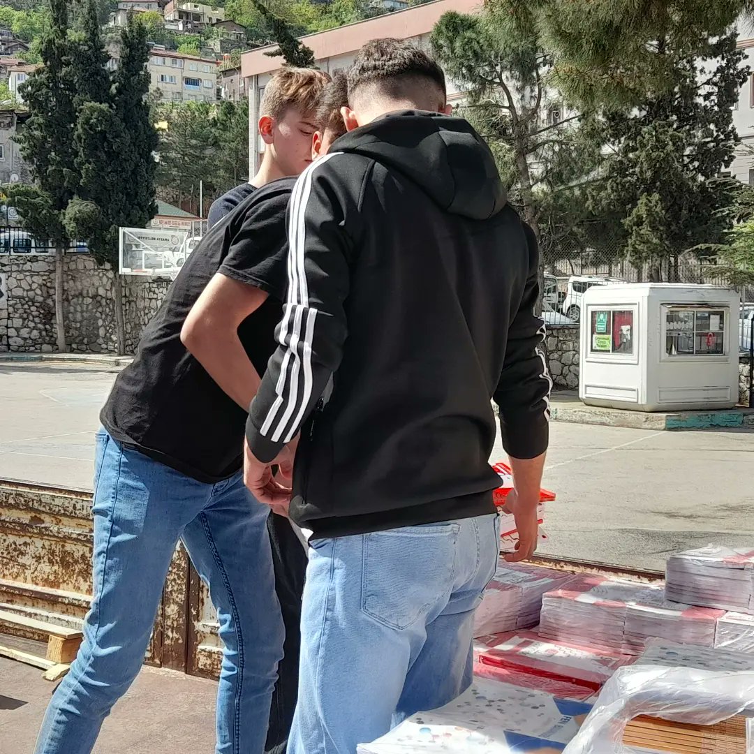 SGTMTAL's tweet photo. YENİ HİZMET YENİ HEYECAN
İlimiz geneli okullarımızın Bakanlığımızca basılan ve  gönderilen kaynak kitap dağıtımını okulumuz öğretmen ve öğrencileri yapmaya başlamıştır. https://t.co/UrsCcZfx1l