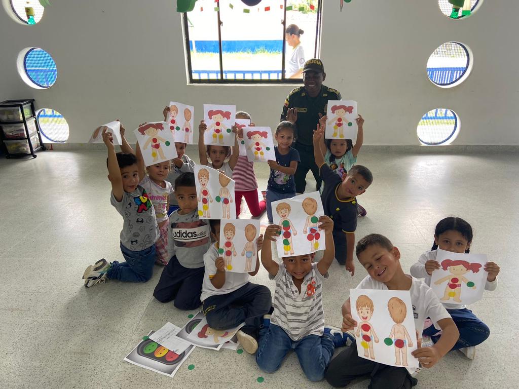 Policiantioquia's tweet photo. En #GómezPlata realizamos actividades lúdicas y campañas de prevención contra el abuso sexual infantil con nuestros niños, niñas y adolescentes. #JuntosPorLaNiñez👮 https://t.co/Do09LeM5b7