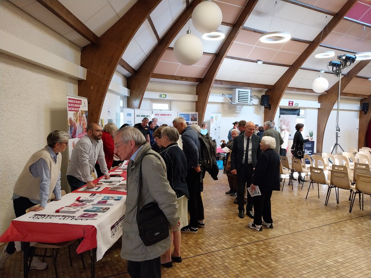 Aseptcvl's tweet photo. #endirect ce 4/05/2023 #maretraitejenprofite reunit 105 seniors et partenaires à #hanches @eurelien pour assister au spectacle de #cievoldenuit et decouvrir les actions du territoire 
Un grand merci à tous !
@bclmsa @CarsatCVL @AgircArrco
@EPGVcentre @sielbleu28 @ANCVacances https://t.co/SXFiWGvG4Z