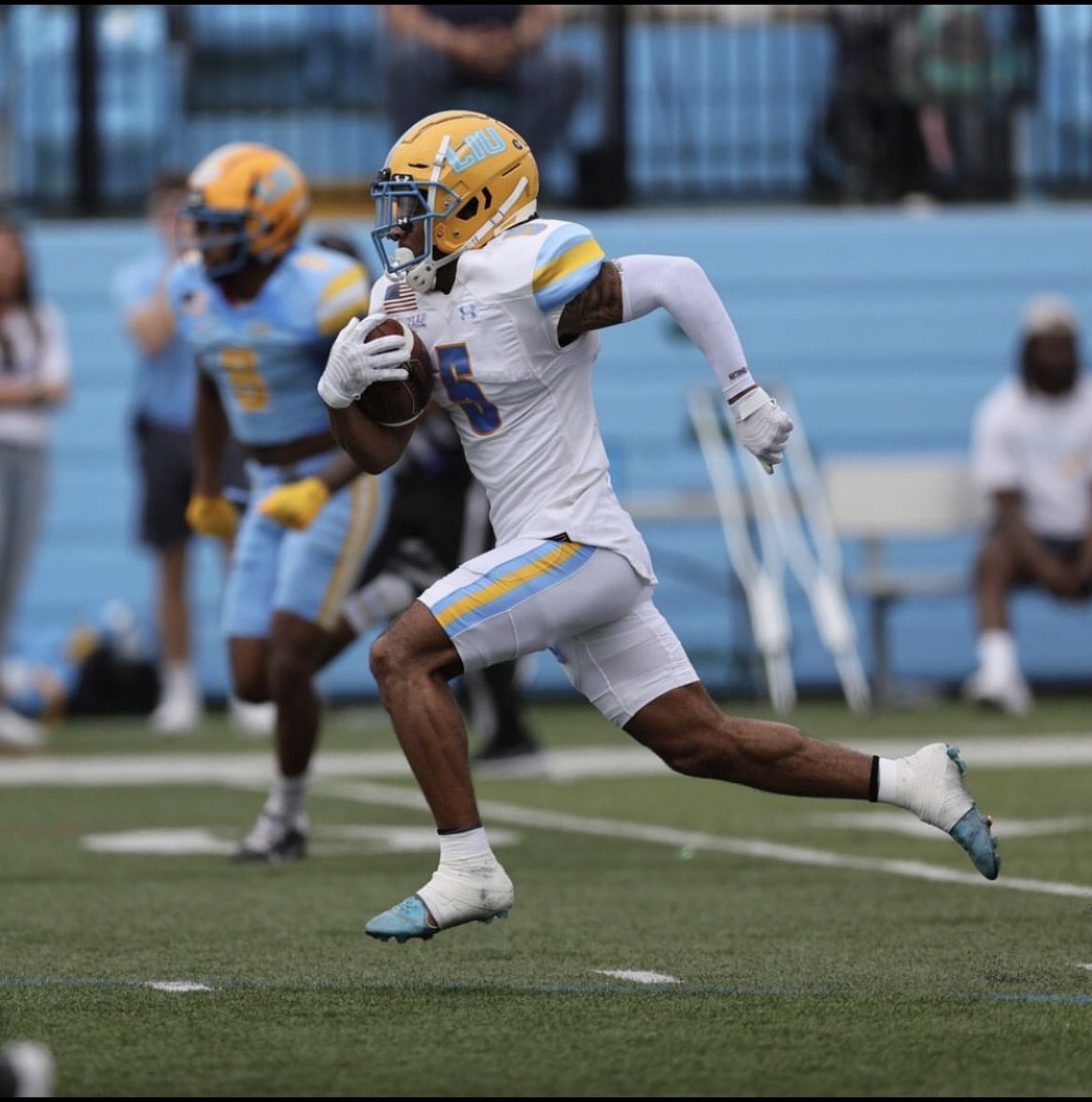 mowhite8_'s tweet photo. I am blessed to receive an offer from Long Island Univerity @CoachBGGrant @CoachKenLucky @PapVsLys @GLDENTERPRISE https://t.co/kuVtq9tD60