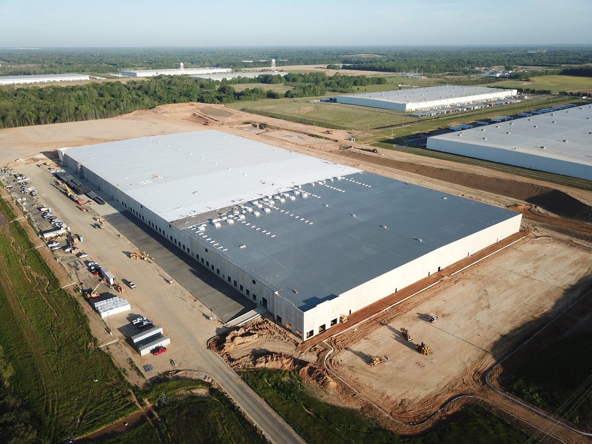 johnjcampbellco's tweet photo. Another perfect day for roofing!  #roofing #Memphis #commercialrealestate #Commercial #roof https://t.co/3iOmKsIpCc