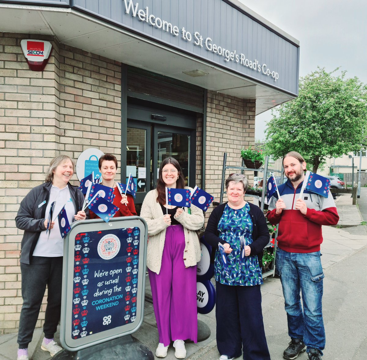 SamMathewsMPC's tweet photo. What a brilliant working day. Five of my team, making it for an in person Team meeting. Talking all things Coronation, Green and Community. #coop #community #itswhatwedo https://t.co/lfPS48I7yz