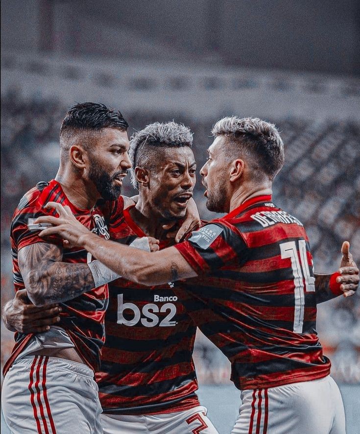 oitopatamarcrf's tweet photo. Vamos vê o que esse trio, vai fazer com meu coração hoje. #pracimamengao. https://t.co/TsgawoQQA3