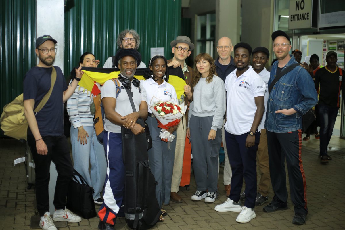 MzeeBwanika's tweet photo. Family with music as a common language is love.

#Club_Killers visit in 🇺🇬 4 cultural exchange thru #ReggeaMusic. History in making; @Waka_Starz Band is unveiled.

#ArtisticRightsFirst

Thanks to
@SelamMusic
@SwedeninUG
@panaf_org
@pearlwoodug 
@Wakaliwoodfilm 
@UgandaMusicians https://t.co/BqTduWAbTE