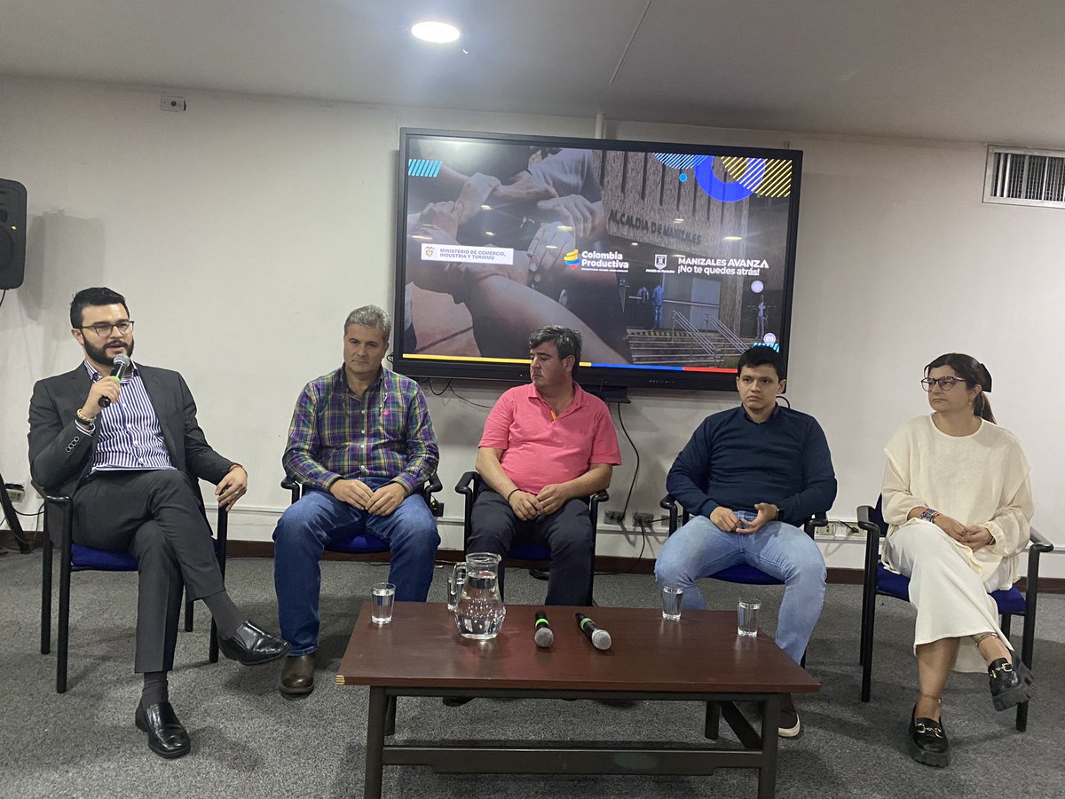 linamariarl's tweet photo. Un Cluster está funcionando cuando el liderazgo de l@s empresari@s es fuerte y evidente. Escucharlos me conmueve y me emociona! Ellos valoran trabajar juntos, cooperar, innovar y complementarse. #LaTienenClara @CCManizales @ClusterMetalMzl https://t.co/UgmE497zWp