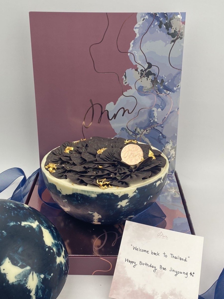 เค้กมาในรูปทรงกลม เมื่อเปิดฝาออกก็จะเจอชั้น Coral แทรกด้วยทองสวยงามแบบนี้เลยค่ะ สีของเค้กพวกเราทีมงานเลือกสี Navy ซึ่งเป็นสีประจำวงโดยหวังว่าเค้กชิ้นนี้จะมีความเป็น CIX ที่สุดค่ะ 💙