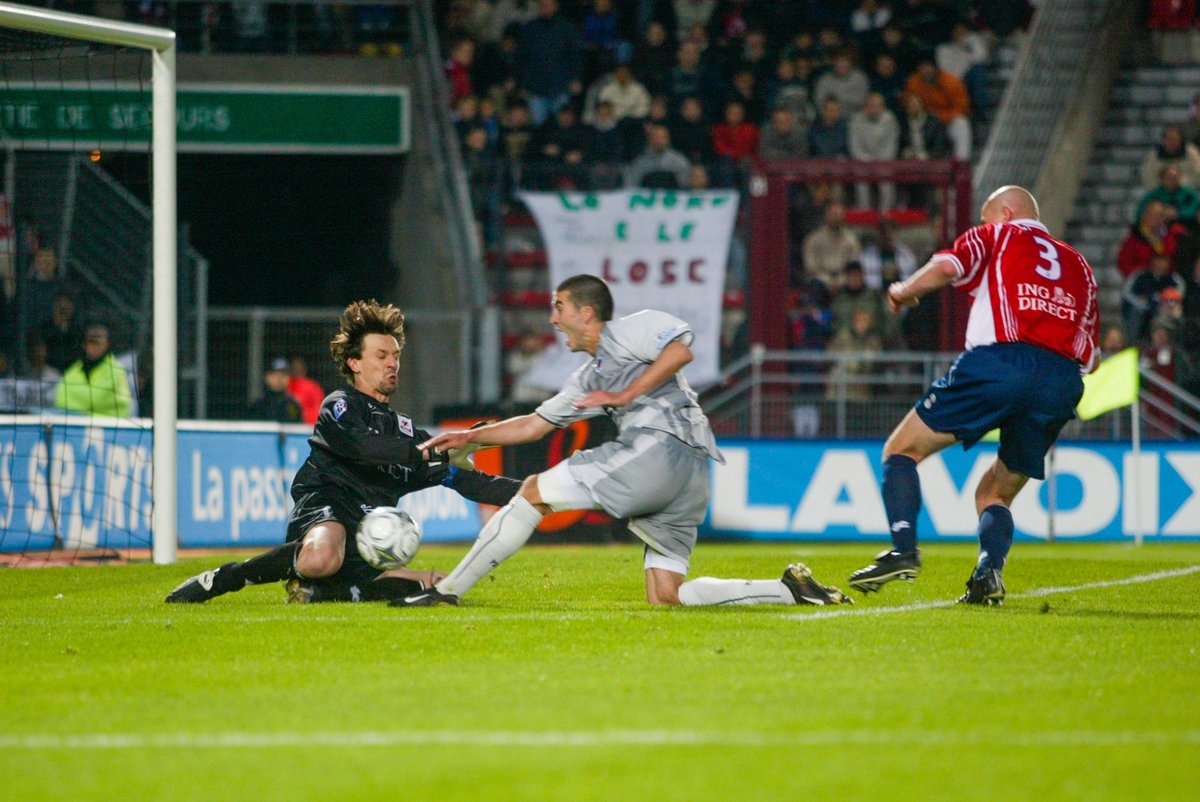 Sur le terrain, la rencontre oppose le LOSC, alors 5ème, au PSG de Luis Fernandez, 4ème 👊

Dans ce match très disputé, Paris dispose des plus belles occasions mais bute sur un très grand <a href="/GWimbee/">gregory wimbee</a> 💪

⬇️