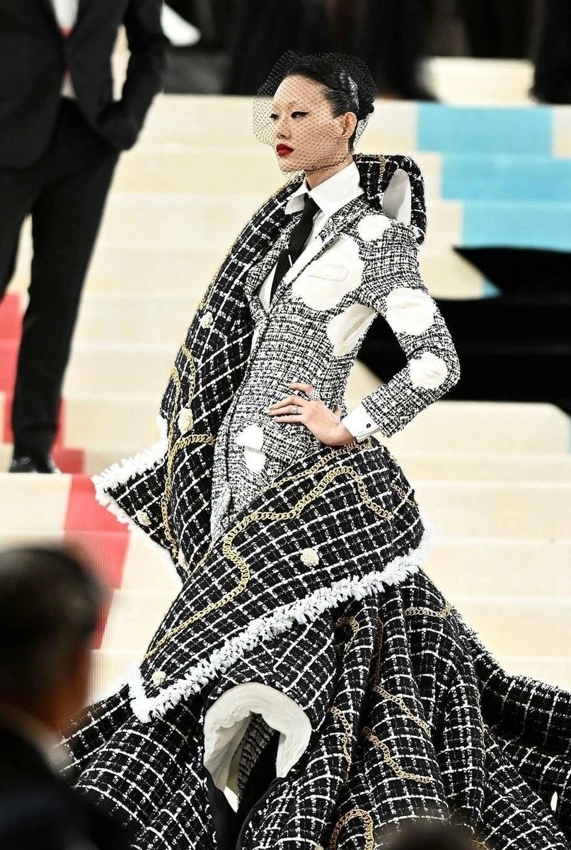 AAVELENET's tweet photo. почему мы все пропустили этот офигенский образ на Met Gala https://t.co/zxIrK4x21w
