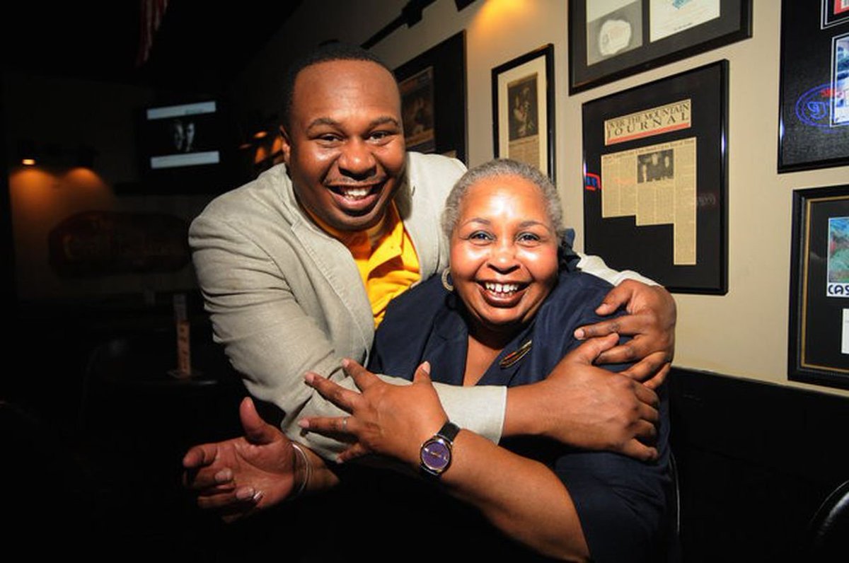 Where's the al.com profile of @roywoodjr's mom and dad? Loved his WHCD set and shout-outs to his amazing parents. Made Birmingham, AL proud as always! (Below: Roy Wood Jr. and mother Joyce Dugan Wood, at the Comedy Club in Hoover, 2010) al.com/life/2020/11/t…