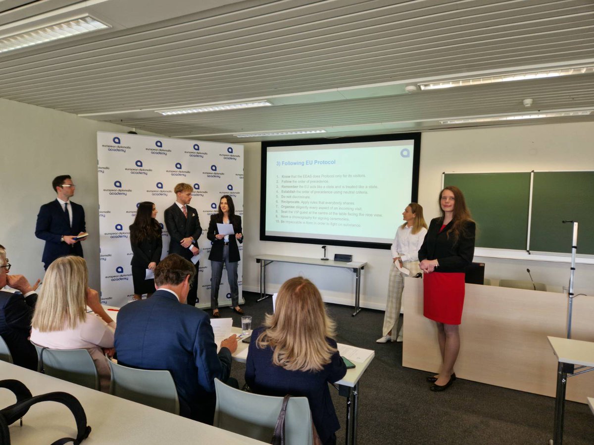 Presenting Capstone project with the best team ever! 100 tips on #EUdiplomacy we learned ourselves. Many thanks to lecturers, @eu_eeas, @collegeofeurope team and Rector @FedericaMog for nine months journey of discoveries at @EUDiploAcademy with friendships made for a lifetime!