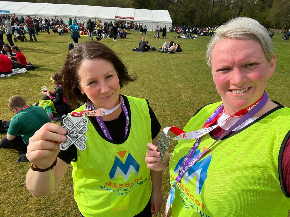 MASSc0t's tweet photo. Claire Allan and Kirsteen Kyle with their medals at the finish. https://t.co/znBBnirmrI
