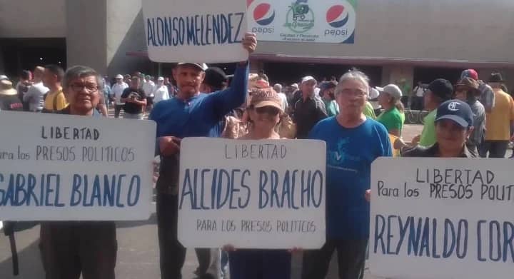 ComitePPOA's tweet photo. #04May cumplen 10 MESES Alcides Bracho..303días Alonso Melendez y Emilio Negrín..302días Néstor Astudillo..301días Reynaldo Cortés y Gabriel Blanco secuestrados por el Estado y en proceso de juicio con un expediente amañado por el juez corrupto Márquez. #LiberenALosLuchadores https://t.co/OkGpb0YV5s