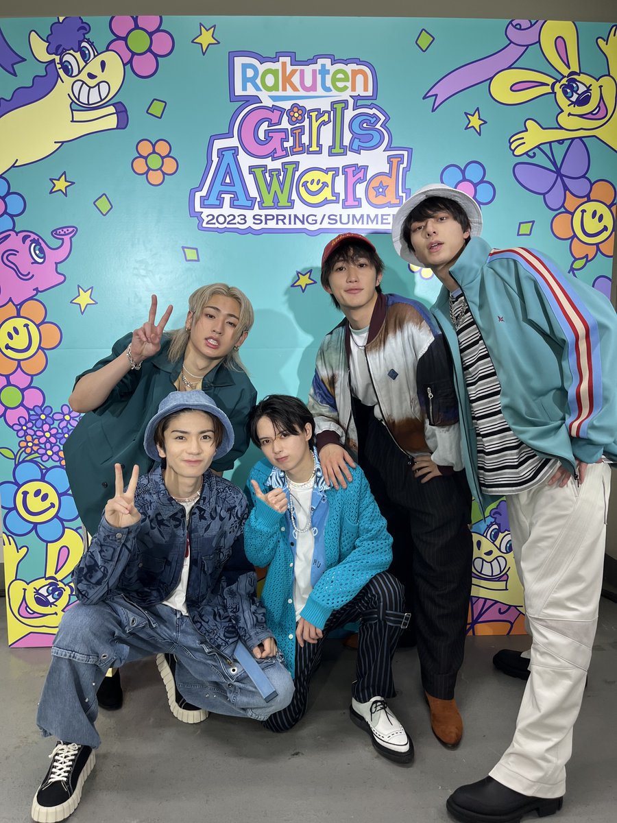 Old_HelloWorld's tweet photo. Fresh-faced and full of energy, the boys of #HiHiJets also made their first appearance at the Rakuten #GirlsAward2023 SPRING/SUMMER with a multi-song performance as surprise guests of the event. 

"We had so much fun! Hope to see everyone again next time!"

#JohnnysUpClose https://t.co/irePDnWfFO