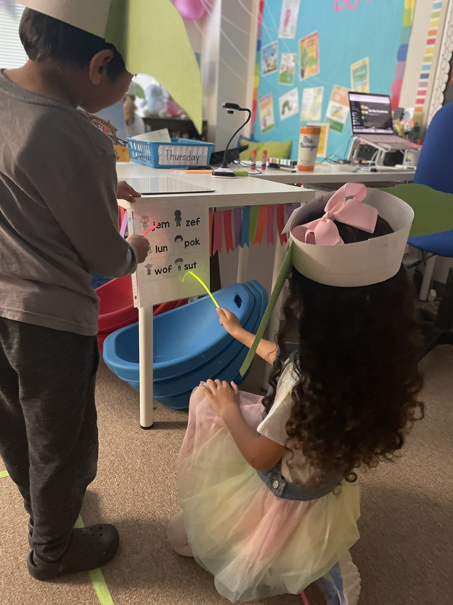 AprilDawnRaney's tweet photo. Light Saber reading- such a fun way to spend this May 4th in Kindergarten. #BeaconsShineBrighter #KindergartenRocks @BogerBeacons https://t.co/PWbZdudEqX