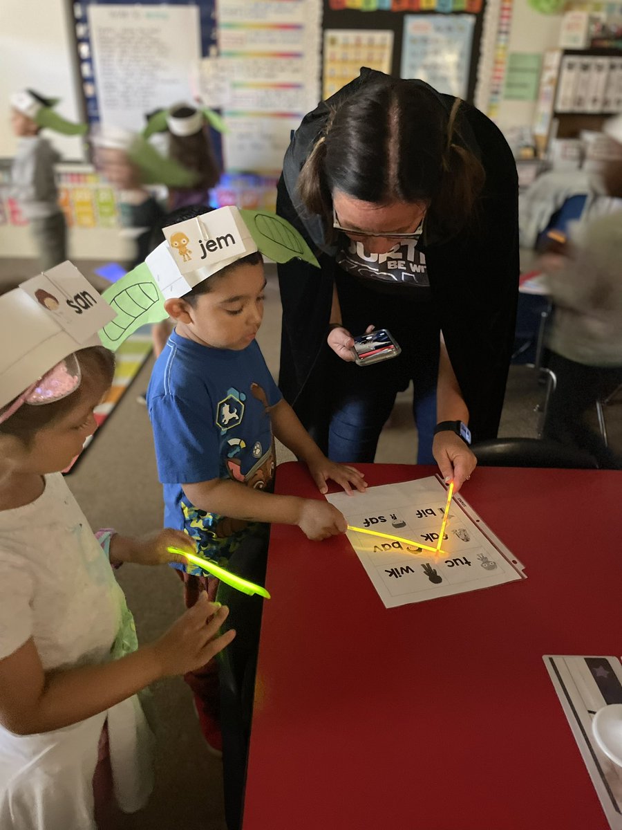 AprilDawnRaney's tweet photo. Light Saber reading- such a fun way to spend this May 4th in Kindergarten. #BeaconsShineBrighter #KindergartenRocks @BogerBeacons https://t.co/PWbZdudEqX