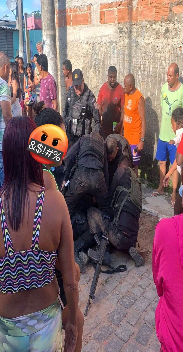 Isso se chama COVARDIA , e assim que eles ager por trás do juiz e NÃO DAR EM PORRA NENHUMA , PRA QUE AGIR ASSIM ? Ali mostra que eles gosta de covardia , eles faz oque eles querem com os ser humanos e não tá nem aí pra porr! nenhuma a verdades que invés deles fazer o papel +