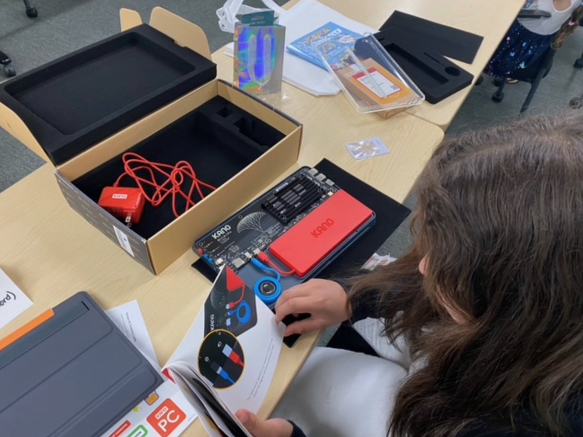 MMartConsult's tweet photo. Sharing #moments from #RemakeDays #SuncoastRemakeDays #BuildCodeGo 2023 with #families building #computers, learning basic #code, and #CloudComputing. The build begins! @ThePattersonFdn @SuncoastCGLR @CFSarasota #digitaldivide #digitalinclusion #digitalequity https://t.co/rCAoFKTikT